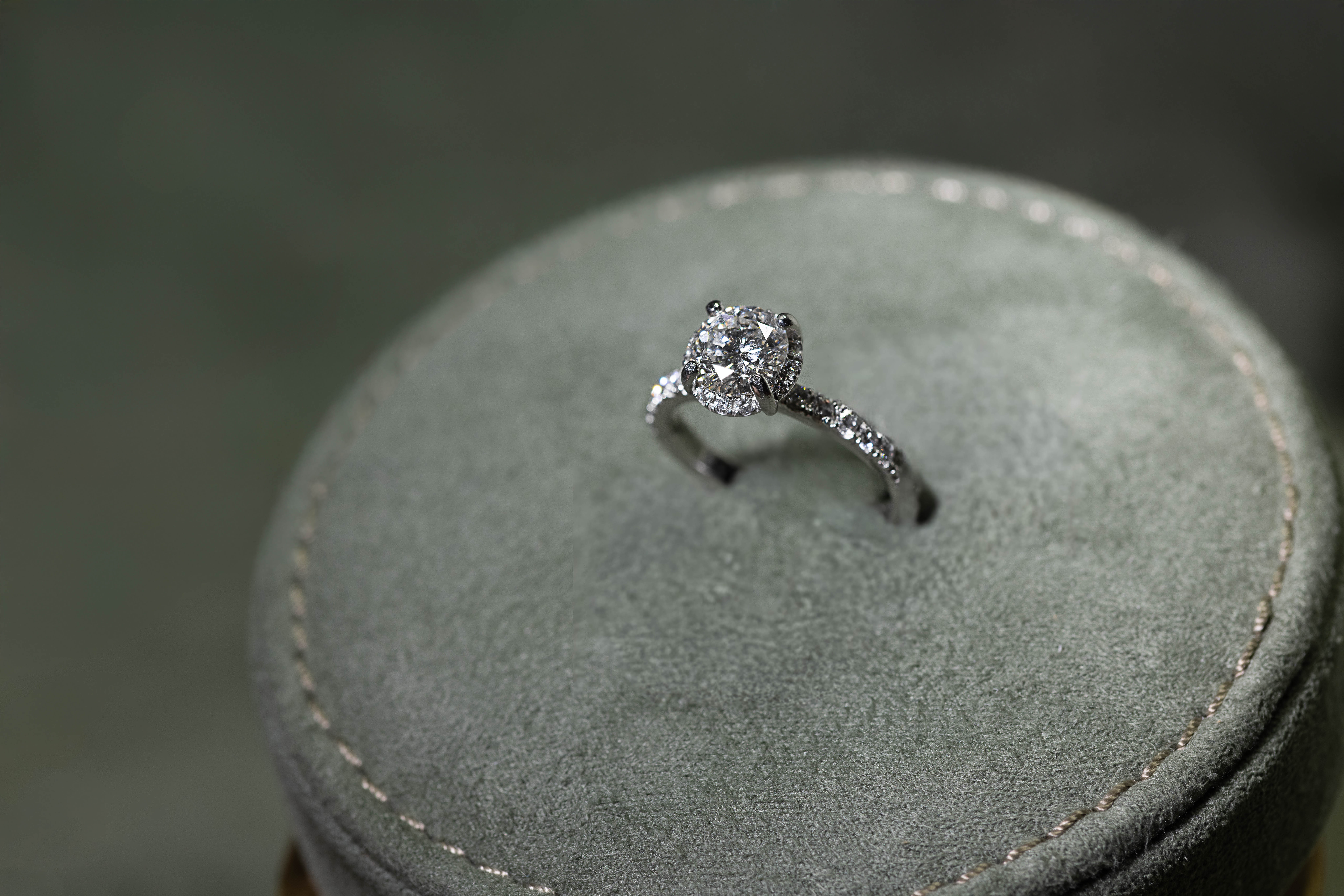 Round brilliant diamond ring